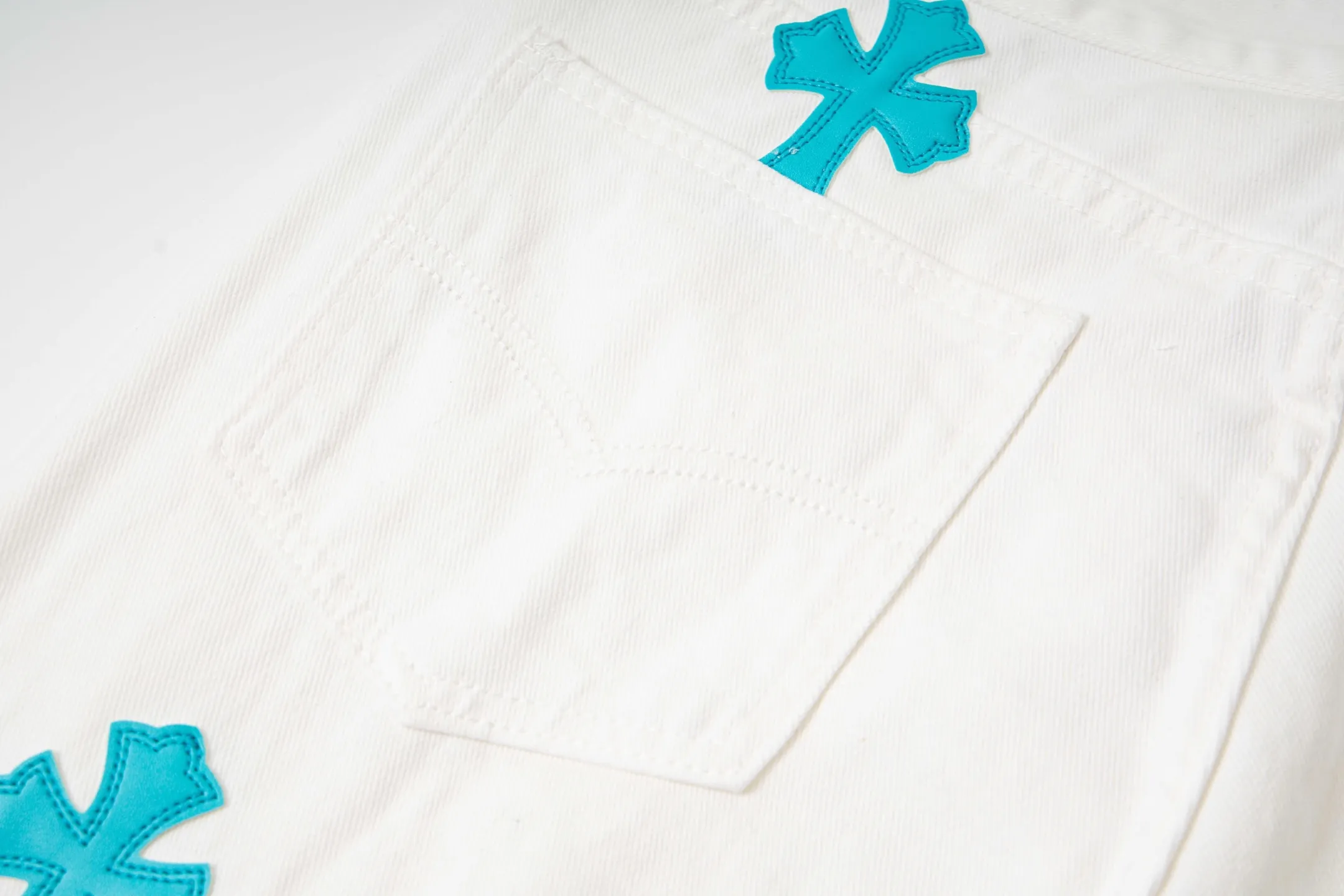 P220 high version, running quantity) Chrome Hearts white pants, green leather, hot style patchwork couple's best friend jeans. CH jeans need to be washed and then disassembled and hand-ordered with sheepskin cross leather and then spliced ​​to complete. The whole piece has too many craftsmanship to describe. The patches are decorated with cross flowers, and the high-waisted washed jeans! ! Absolutely high-end luxury products, god-level single products and super popular products, made with top heavy industry, a must-see magic weapon. Customized hardware. The fabric is thick and soft after washing. It has good breathability. Customized small leather label. Unique design. The details are simple and elegant, and the workmanship is exquisite. The entire trousers are neatly routed and the details are in place! It’s so cool that both men and women can easily control the genderless trend! Style number: 1816# Color: white pants and green leather Size: 28 30 32 34 36